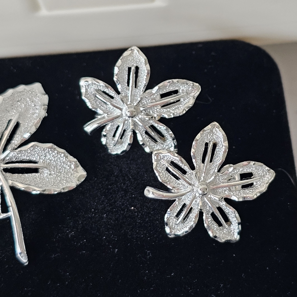 Vintage Signed Sarah Coventry Silver Tone Leaf Brooch and Clip Earrings Set - Picture 3 of 6